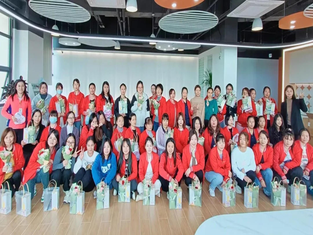 "绽放光芒，璀璨女神节：致敬所有独立自信的女性！"